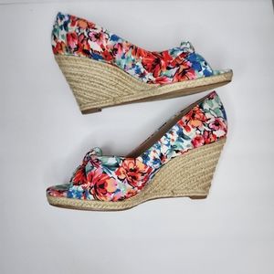 Kelly & Katie Espadrille floral peep toe wedge sandals. Sz 8.5M(runs large)